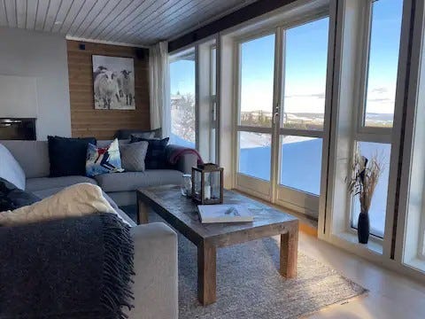 Fra sofaen er det god utsikt og TV på veggen Galleribilde