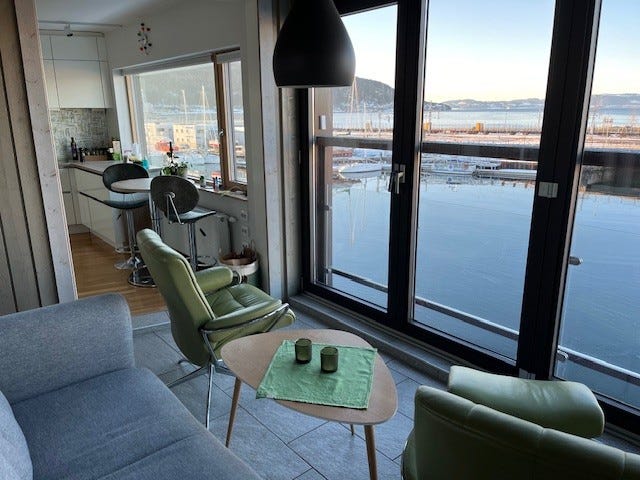 Innglasset veranda med 4 sitteplasser med åpen løsning mot sitteplasser på kjøkkenet Galleribilde