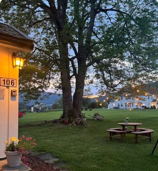 Inngangsparti. På hele marka foran huset kan barna boltre seg med lek og ballspill. Galleribilde