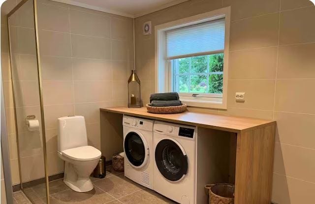 Fullt utstyrt bad. Her får du benytte deg av håndklær og toalettpapir som vi har utstyrt huset med. Galleribilde
