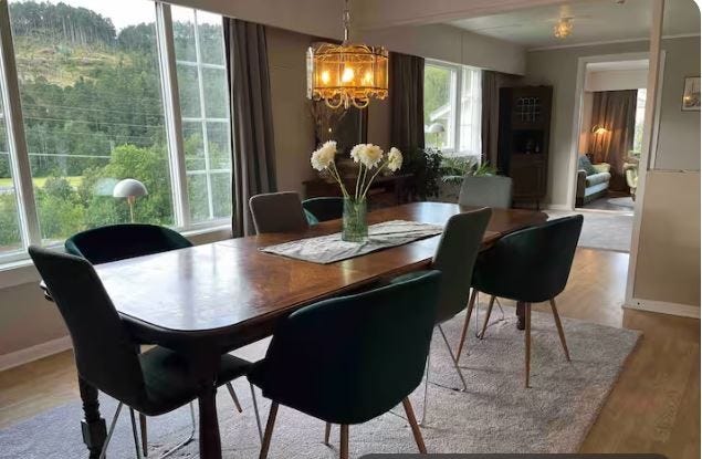 Trivelig spisestue med plass til 10 rundt bordet Galleribilde