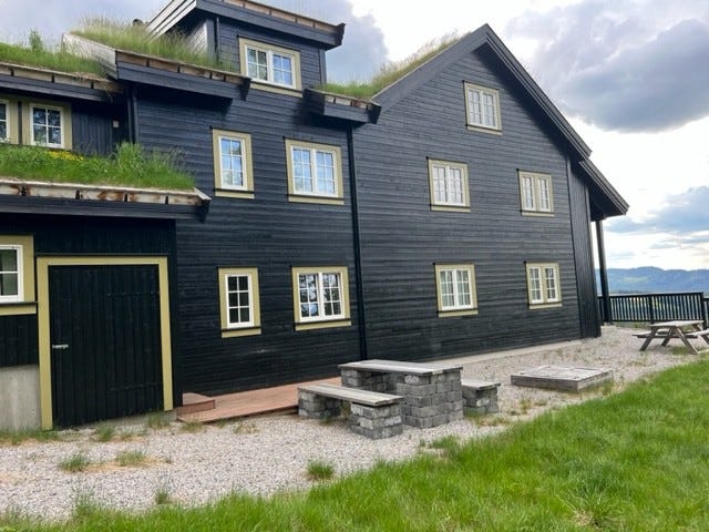 Uteplass ved skog og alpinnedfart Galleribilde