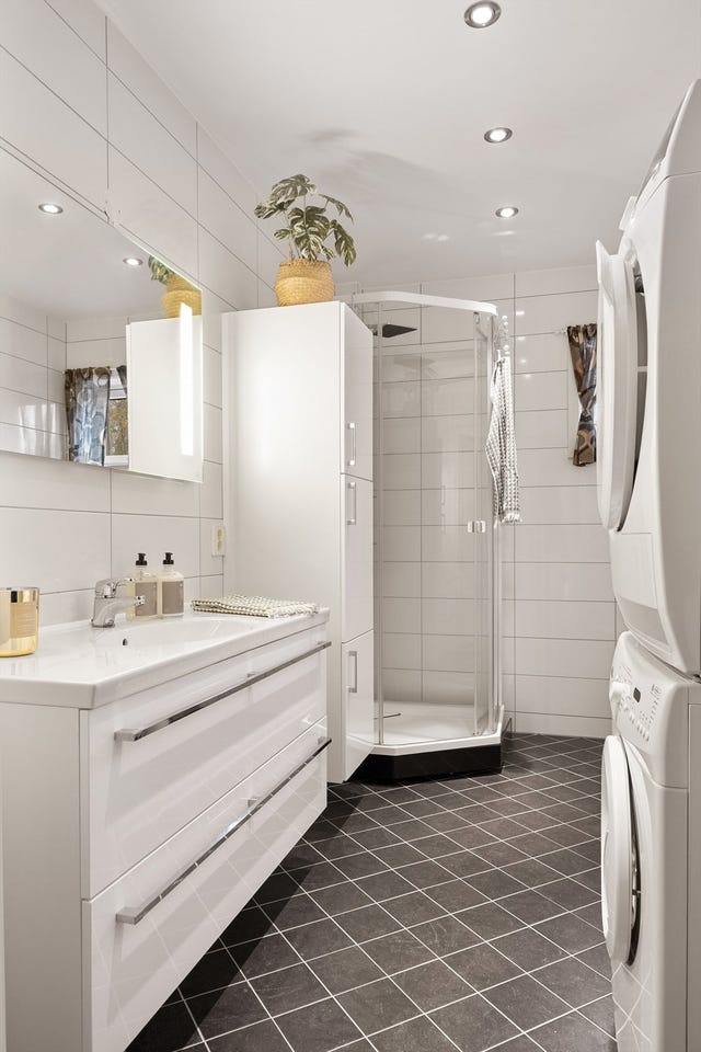 Badet er i klassisk flislagt utførelse. Den er utstyrt med moderne innredning, vegghengt toalett og et Showerama dusjkabinett fra Porsgrunn porselen. I rommet er det opplegg for vaskemaskin og du har plass til tørketrommel.