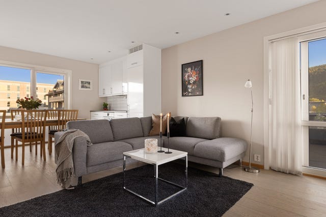 Det romslige arealet sørger for at du har gode møbleringsmuligheter i flere soner.