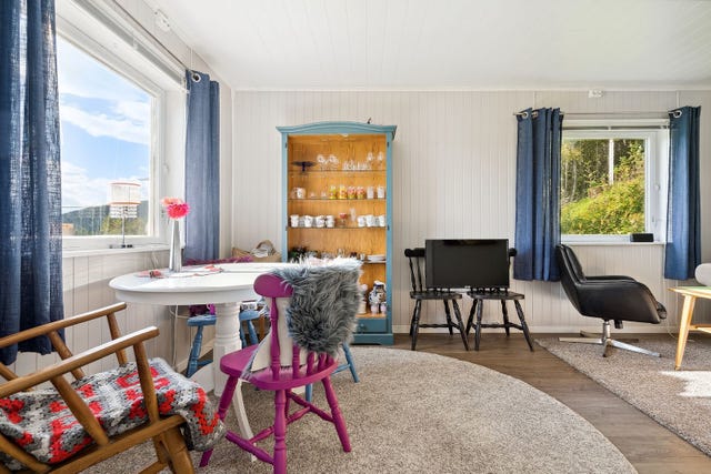 Stuen vender mot sør og her kan med enkle grep (om kommunen tillater fasadeendring) sette inn verandadør for adkomst til terrassen som vender mot utsikten og veien.