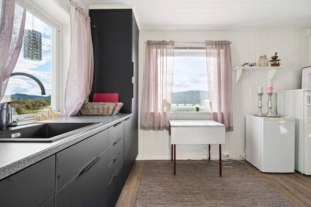 Oppusset kjøkken med mdf-plater på vegg og moderne kjøkkeninnredning fra 2021.