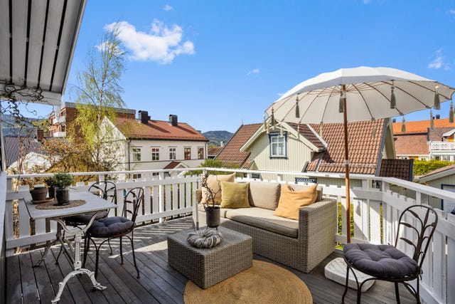 Flott vest-vendt balkong med gode solforhold, her får man solen fra rundt 13:00