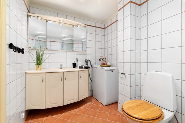 Badet er flislagt og har varmekabler i gulv