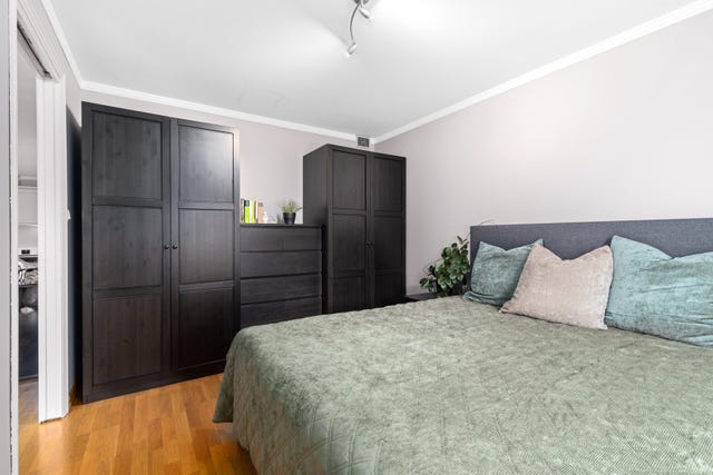 Det er garderobe langs en hel vegg