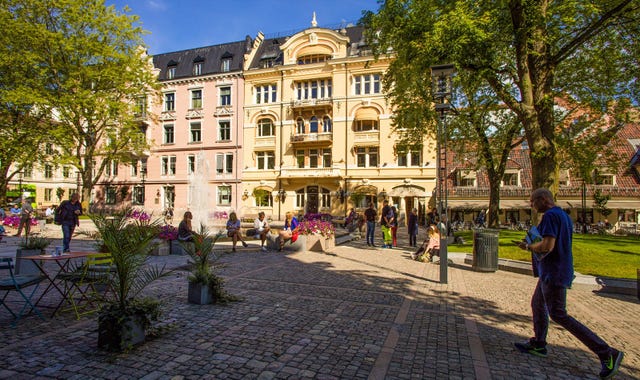 Bankplassen med grøntareal og vannfontene