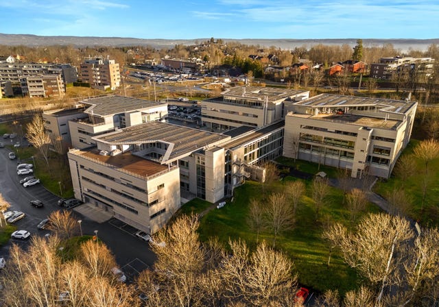 Lensmannslia 4 ligger flott til og sentralt i Asker, med  gangavstand til Asker sentrum og Asker stasjon.