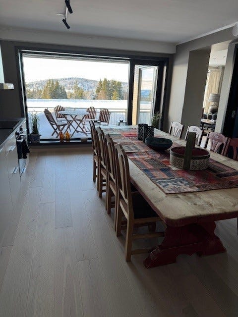 Lys stue med TV Galleribilde