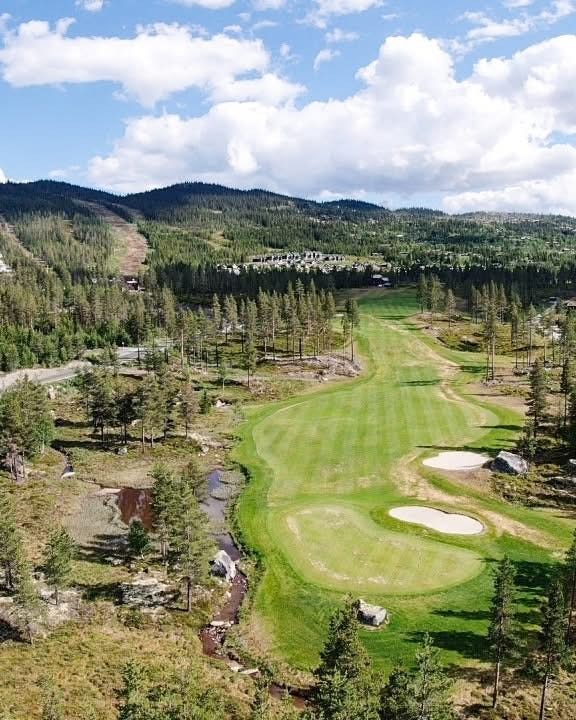 Nesfjellet golf. 8-10 min kjøring fra hytta (bilde lånt). Driving rangen er åpnet opp for sesongen 2025. Galleribilde