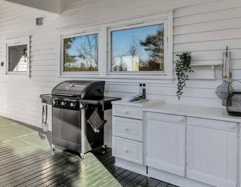 Grill og benkeplass ute Galleribilde