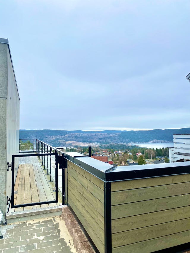 Fra utearealet bak huset er det port inn til passasjen til takterrassen