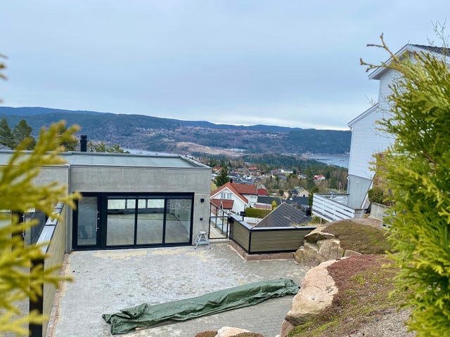 Solstue med utgang til steinsatt platting mot sør