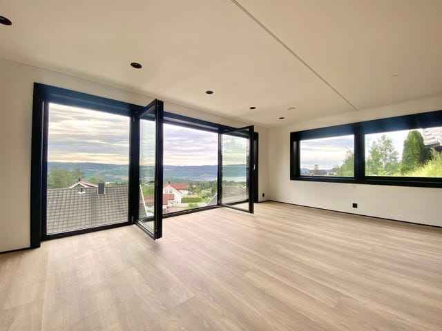 Stor stue / spisestue / kjøkken (60 ,4 kvm) | fra stuen er det dobbeldør ut mot franskbalkong og panoramautsikten
