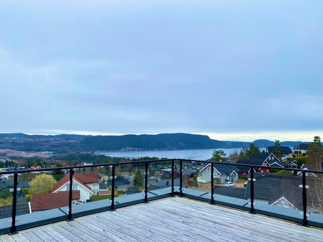 Stilfull og lekker kjedet enebolig over 4 plan i funkisstil | stor usjenert takterrasse på ca. 38 kvm. med rekkverk i stål og glass | panora