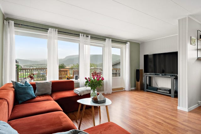 Stuen er lys og romslig. Stuen er bygd ut etter byggeår og har plass for både spisegruppe og sofagruppe.