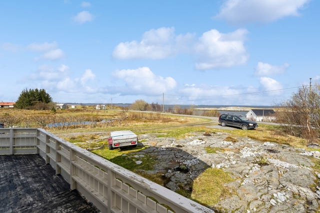 Terrassen strekker seg rundt hele boligen.