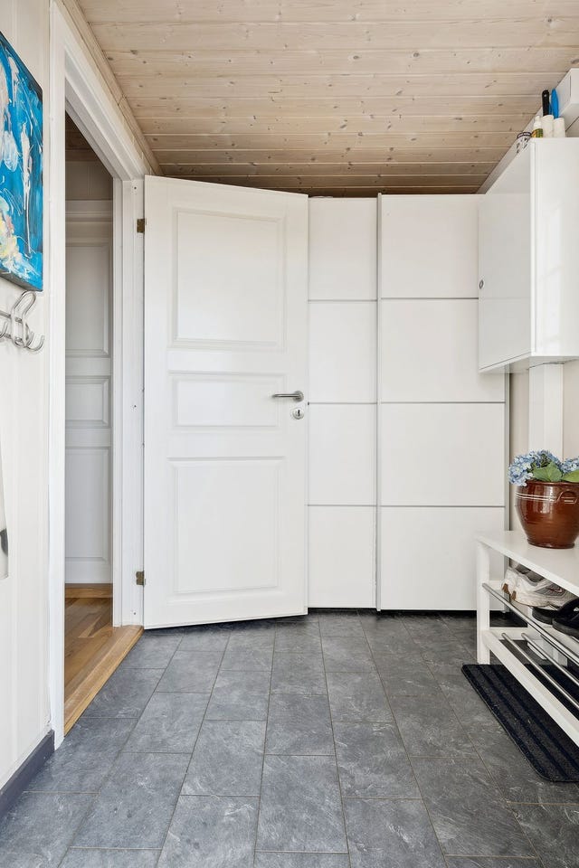 Praktisk med mulighet for skyvedørsgarderobe  i enden av gangen. Her er sikringsskap plassert.