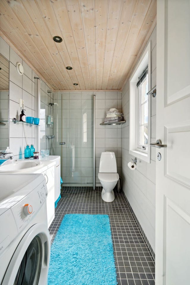 Spotter i taket og opplegg for vaskemaskin.