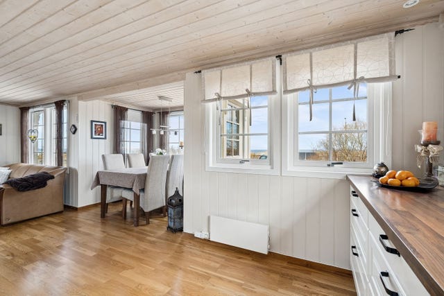 Det er mange vindusflater som gir rommet mye lysinnslipp, dette gir godt med utsyn mot utsikten og adkomsten til boligen.