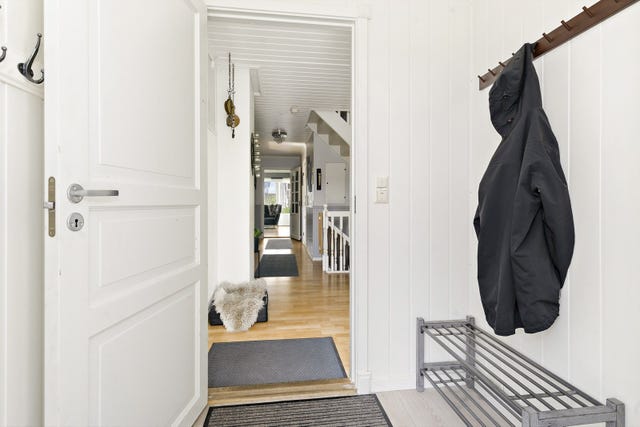 Velkommen inn! Husets hovedetasje inneholder vindfang, hall m/ trapp, stue, kjøkken, bad og soverom. Alt du trenger på ett plan. Vindfanget har varme i gulv og spotter i tak.