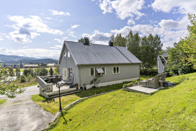 Her ser du boligen fra baksiden, inngangsparti/platt.  I tillegg er det etablert en platt i skråningen.  Fin plass å kose seg på fine dager. Terrasse/inngangsparti er på ca. 32 m2