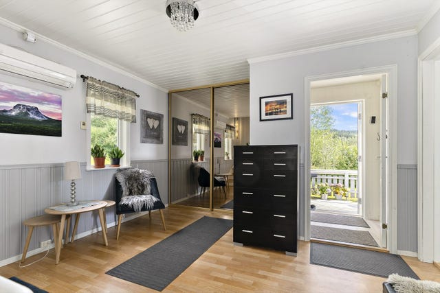 Romslig gang med skyvedørsgarderobe og varmepumpe av type luft til luft fra Fujitsu.