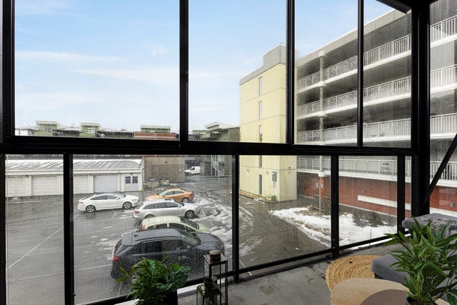 Balkongen er ca. 5 m2 og fungerer som en forlengelse av stuen.