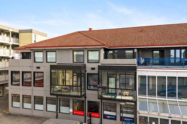 Leiligheten har en lun plassering i 2.etasje på innsiden av bygget.