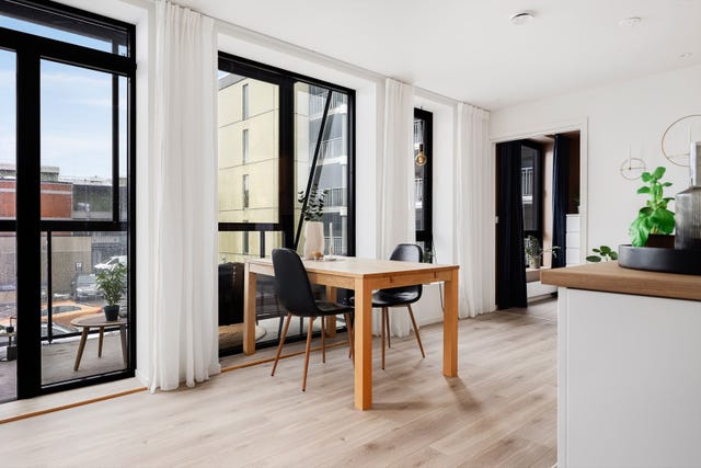 Spisestuen får sin naturlige plass ved vinduet, her er det utgang til en innglasset balkong.