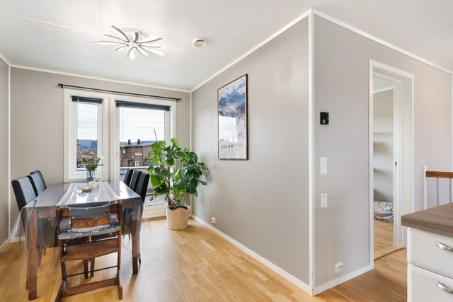 Kjøkkenet har utgang til en østvendt balkong på ca. 9 m².