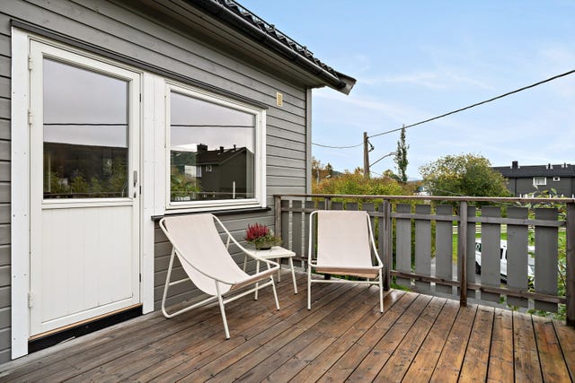 Terrassen på terrengnivå fremstår som et hyggelig og skjermet uteområde som gir ekstra plass til å nyte fine dager utendørs.
