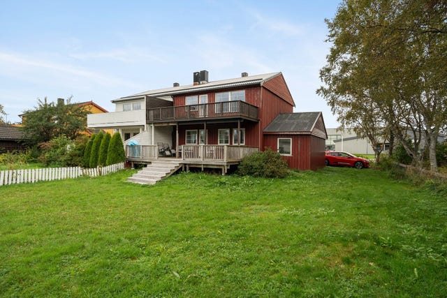 Hagen er et hyggelig uteområde med gode bruksmuligheter for både lek, hageaktiviteter og avslapning.