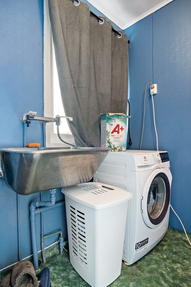 Vaskerommet har opplegg for vaskemaskin og vaskekum.