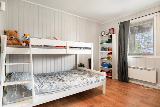 Det er 3 soverom i boligen, 2 av disse er i boligens 1. etasje