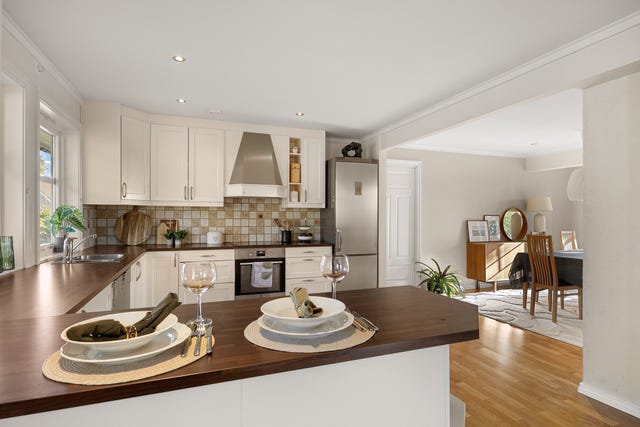 Velutstyrt kjøkken med spisestue til høyre i bildet Foto: Eiendomsfoto AS