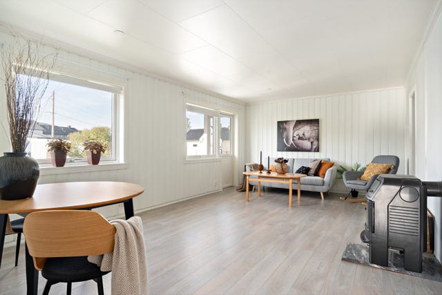 Spisestue og stue. Flere møbleringsmuligheter. Utgang mot overbygd terrasse.