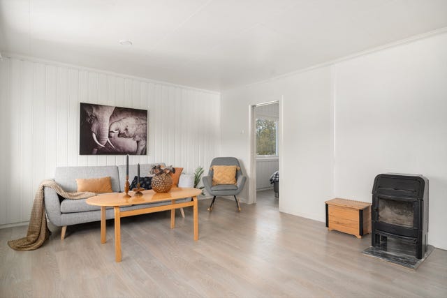 Lys og trivelig 3-roms selveierleilighet i 1. etasje i horisontaldelt tomannsbolig og med boder i kjeller og 1 bod ved inngangspartiet. I tillegg til garasjeplass i rekke er det tilbygget utbod og snekkerbod.