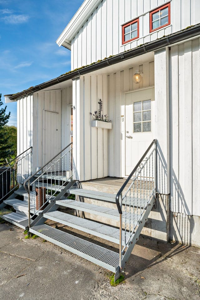 Hver sin inngangsdør til de 2 seksjonene.