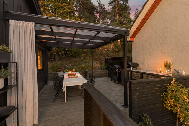 Flott overbygget terrasse utenfor stuen i 1.etg - Praktisk utekjøkken