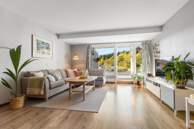Stuen har god plass til stor sofagruppe og store vindusflater mot naturen utenfor