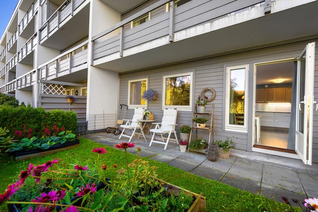 Østvendt markterrasse i direkte tilknytning til kjøkkenet med utgang til grøntområde