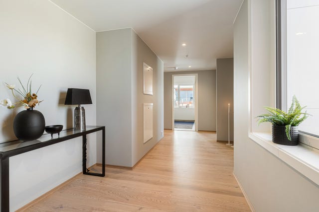 Romslig entré / hall med god plass til 2 store garderober