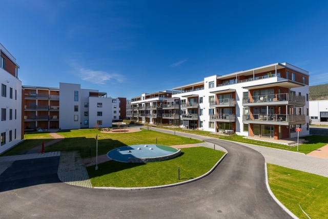 Utsikt mot stor åpent grøntområde