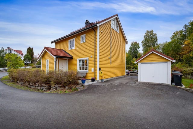 Enebolig over tre plan med stor markterrasse, hyggelig hage og frittstående garasje. Foto: Zovenfra