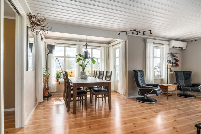 Spisestue er fint plassert rett ved utsiktspost som viser den flotte utsikten fra eiendommen - og ved altandør som tar deg med ut til boligens store terrasse. Her er rikelig med plass for å kunne invitere mange gjester til bords, ute som inne.