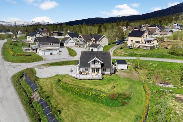 Eiendomstomt på 957,7 kvm som er opparbeidet med innkjørsel og gressplen. Tomten er delvis innrammet med hekk langs vei og tomtegrense. Det er god plass for ytterligere beplatning.